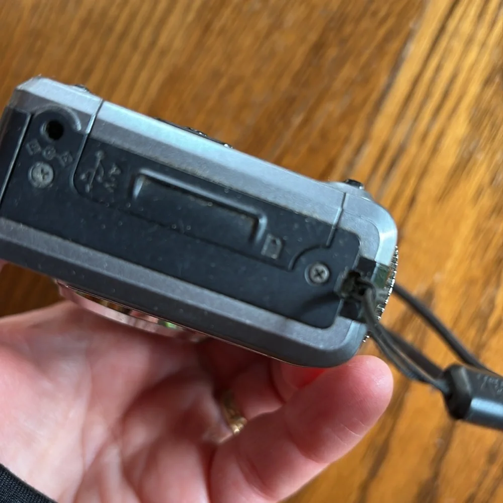 Kodak EasyShare Z1275 camera digital HD 5X optical zoom prop only flash works